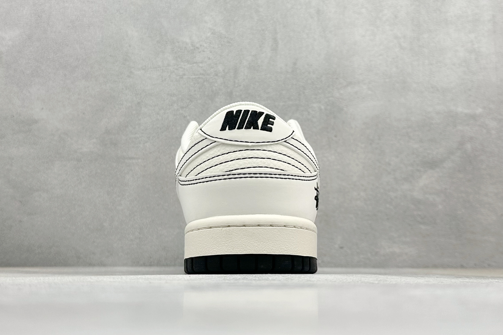 耐克Nike SB Dunk Low斯图西联名米黑小双勾地板休闲板鞋信息资讯大全 货号：HH7518-096