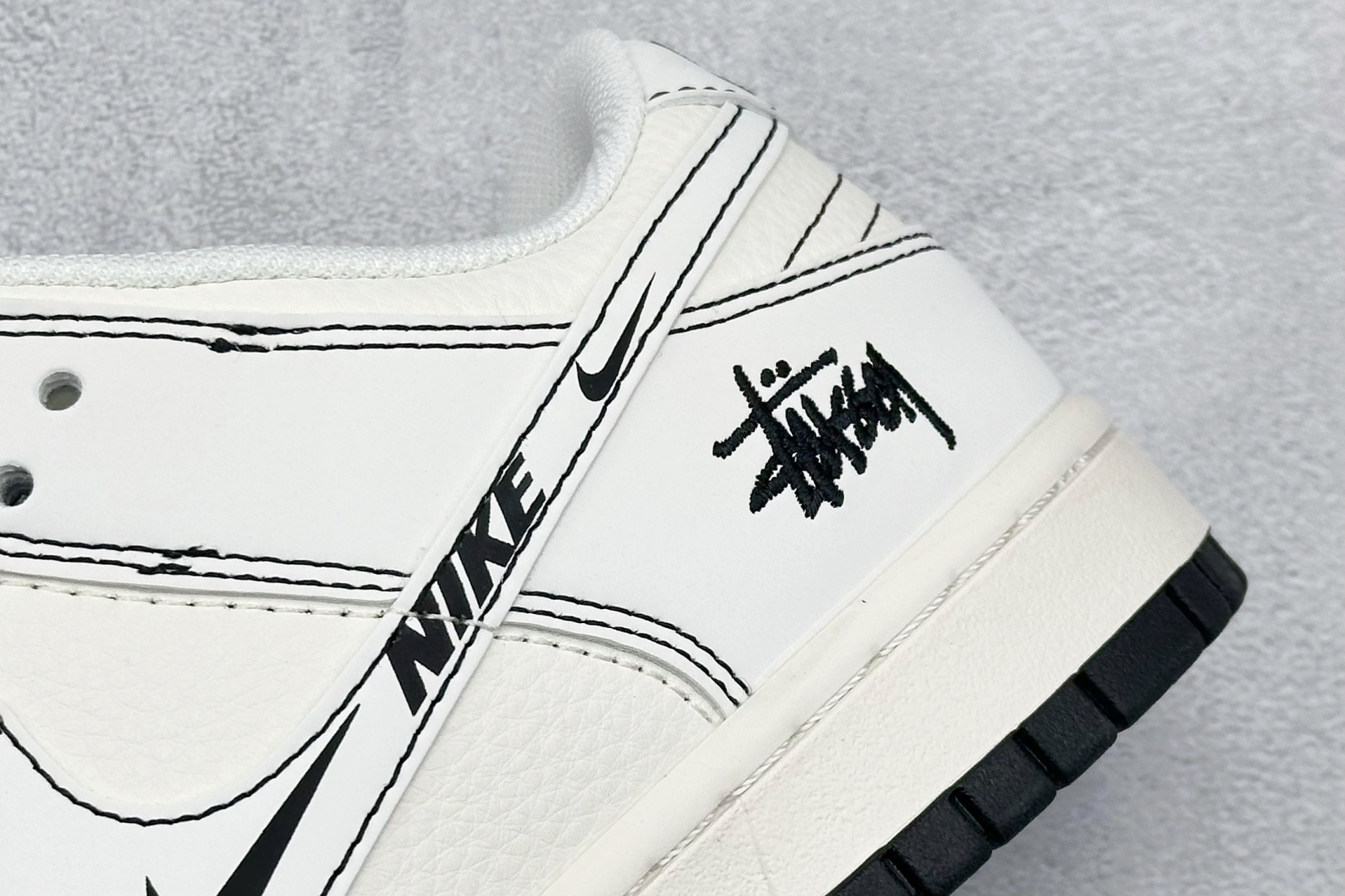 耐克Nike SB Dunk Low斯图西联名米黑小双勾地板休闲板鞋信息资讯大全 货号：HH7518-096