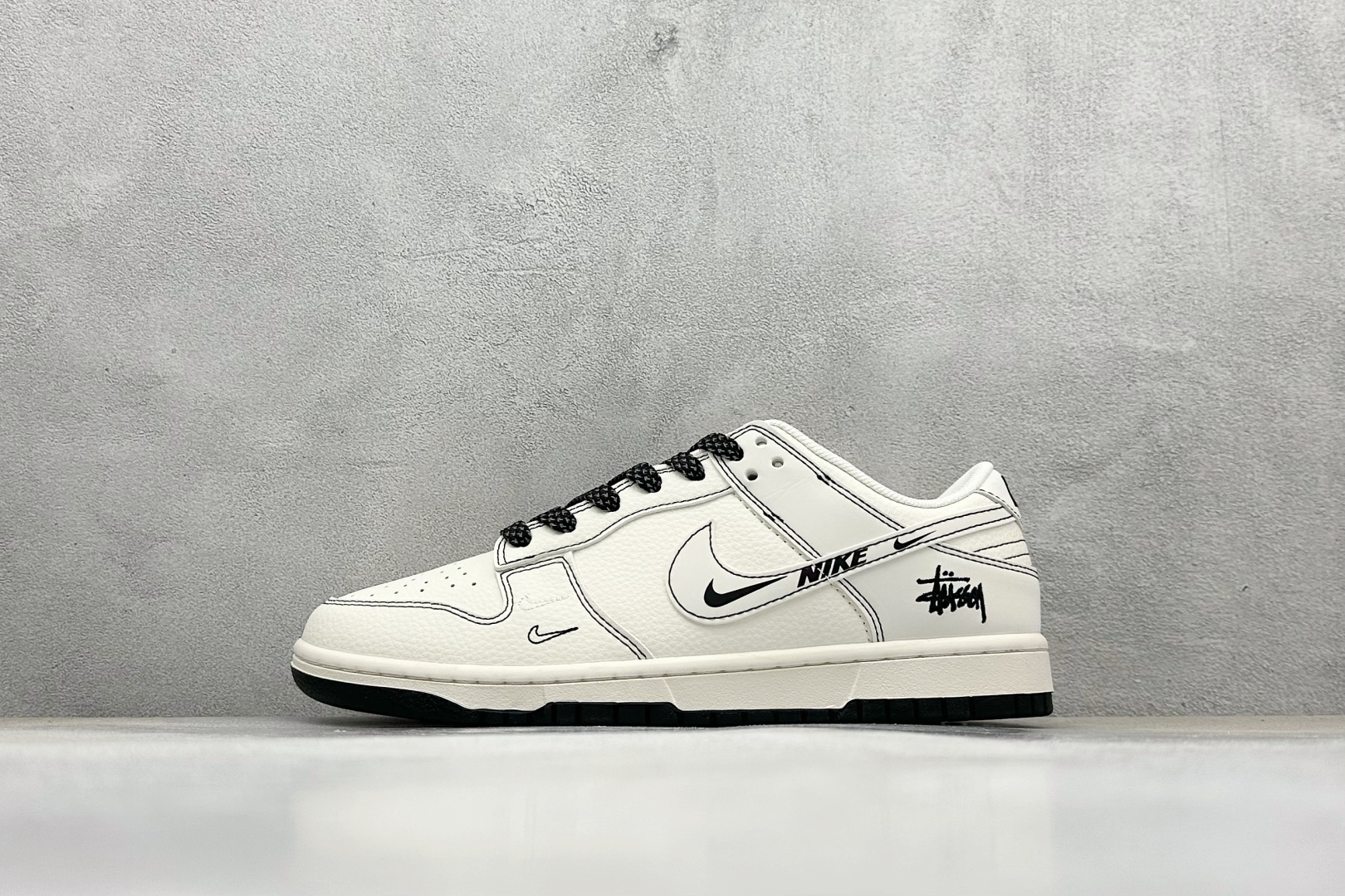 耐克Nike SB Dunk Low斯图西联名米黑小双勾地板休闲板鞋信息资讯大全 货号：HH7518-096