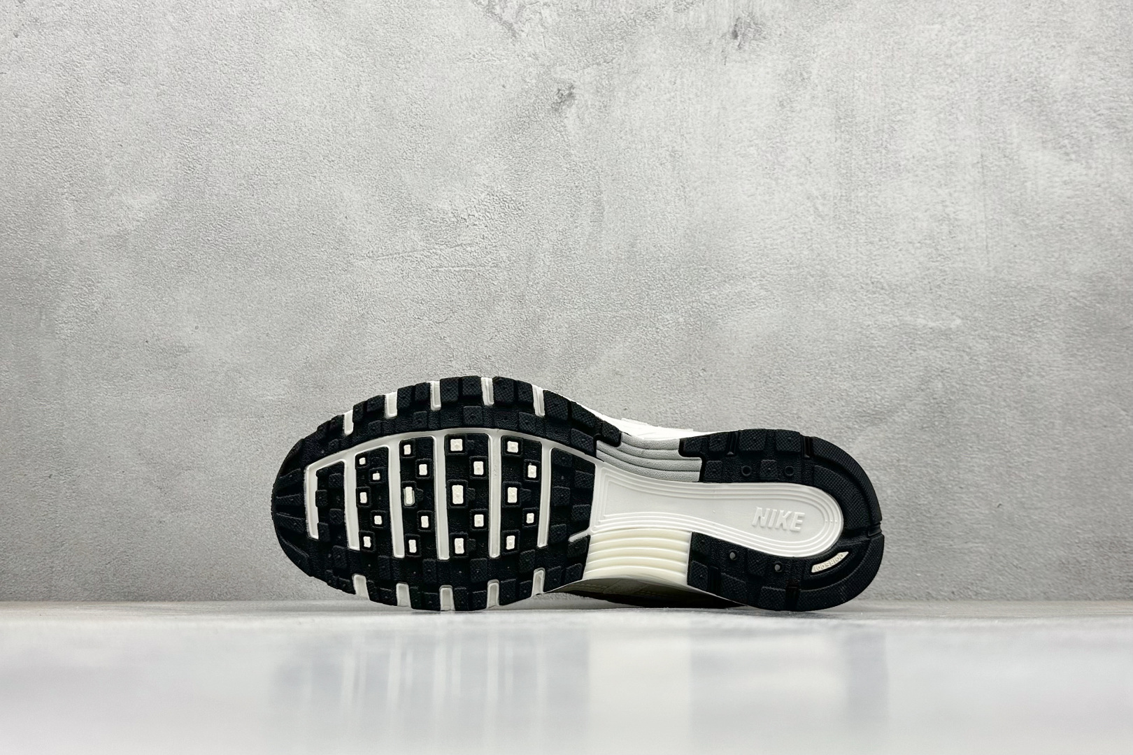 耐克Nike P-6000纯原版本灰白色复古厚底老爹鞋 莆田鞋货源 货号：HF0015-100