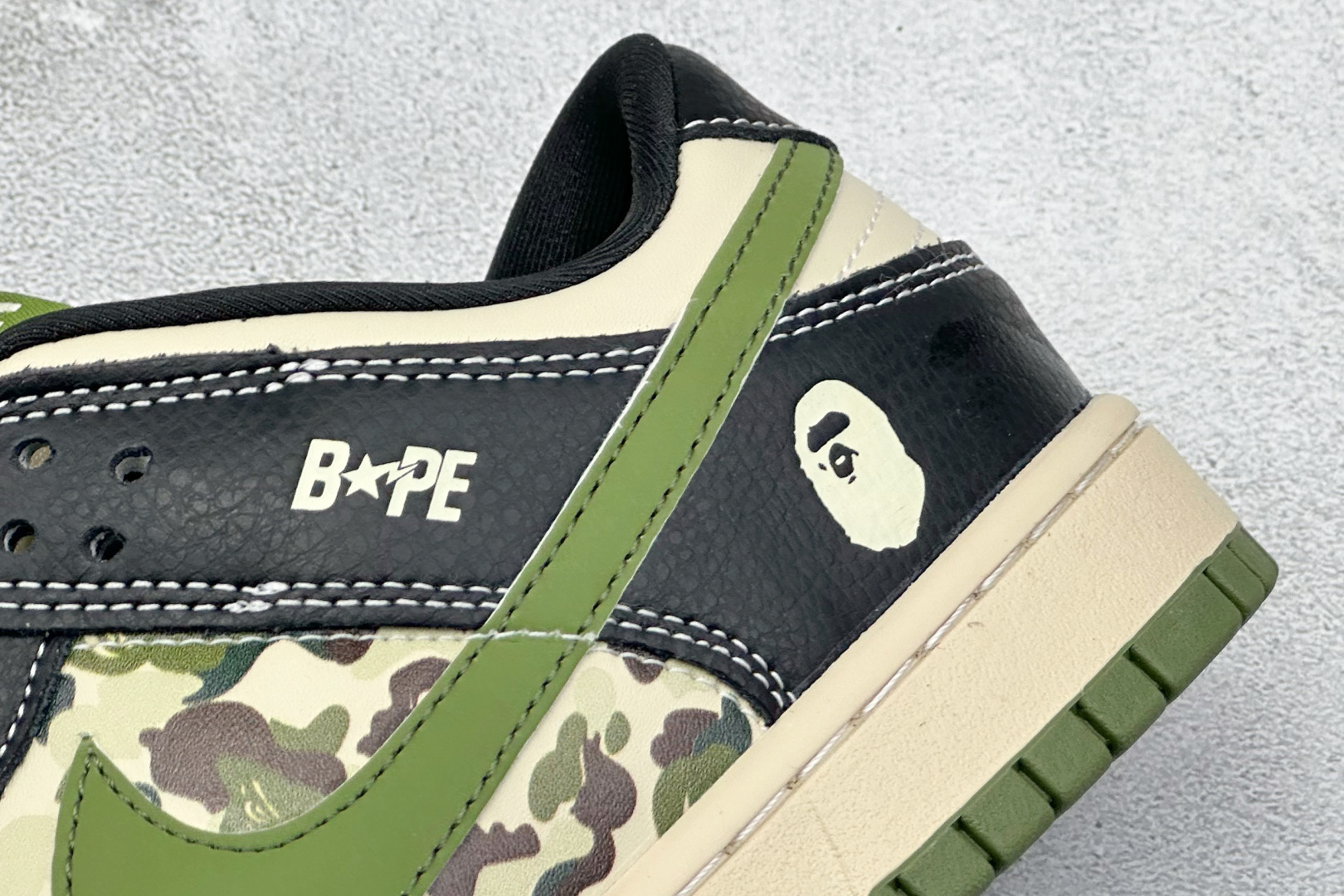 耐克Nike SB Dunk Low纯原版本猿人头联名SB Dunk 迷彩绿勾低帮板鞋 莆田耐克档口 货号：SJ8888-003