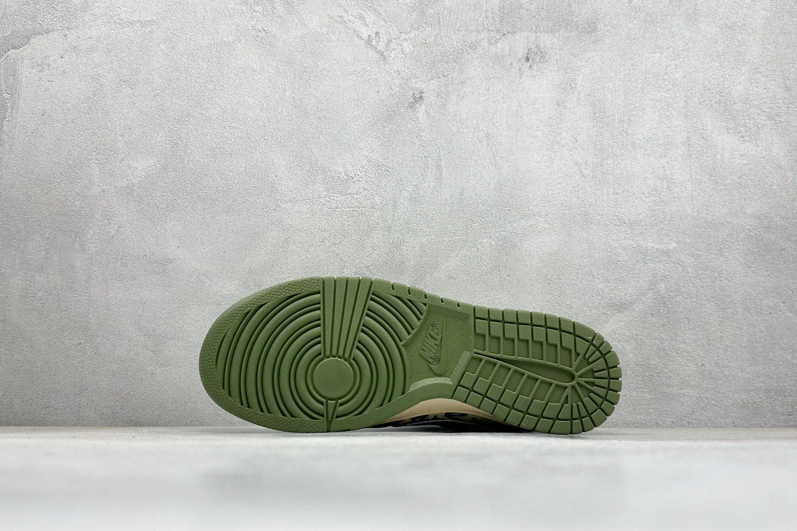 耐克Nike SB Dunk Low纯原版本猿人头联名SB Dunk 迷彩绿勾低帮板鞋 莆田耐克档口 货号：SJ8888-003