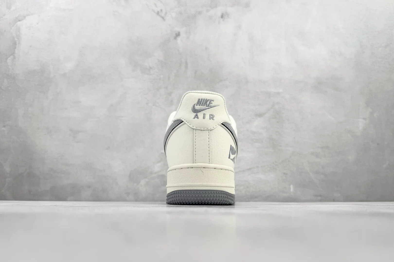 耐克Nike Air Force 1'07 Low纯原版本空军一号AF1米白灰标低帮板鞋 莆田耐克货源 货号：CS5288-042